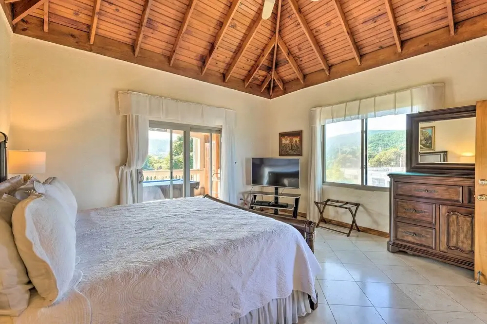 Oceanfront 'majestic Beach House' w/ Gym + Pool!