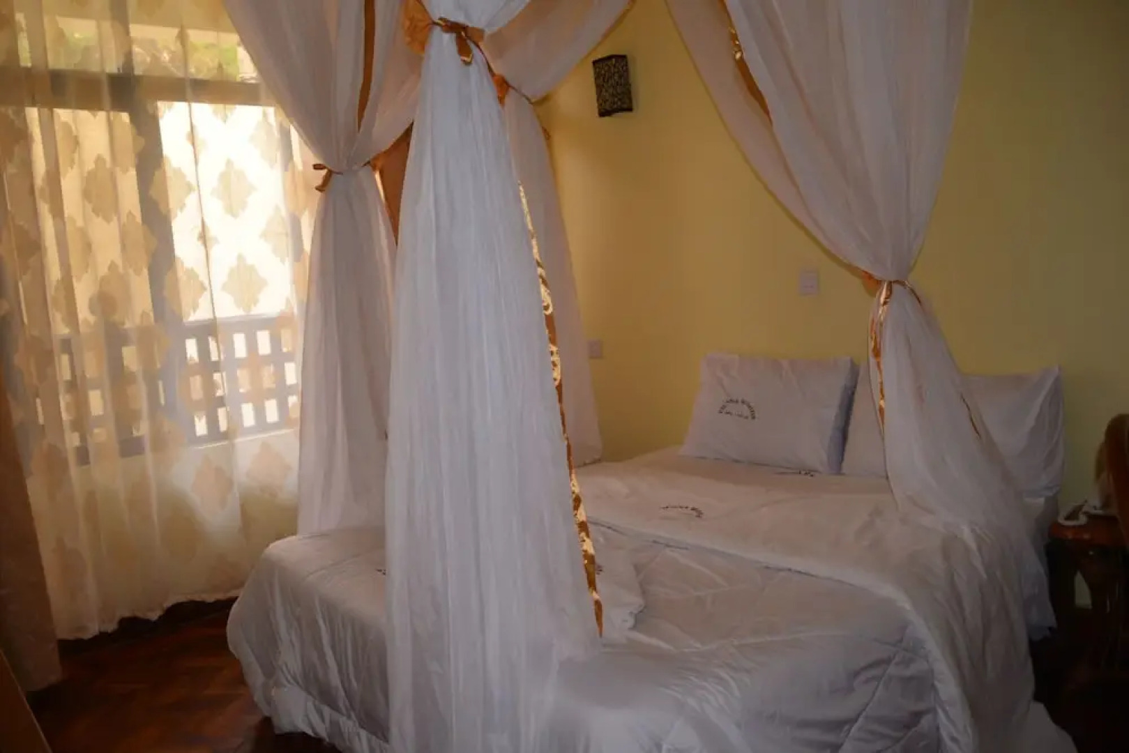 Vienna Woods Holiday Inn Limited