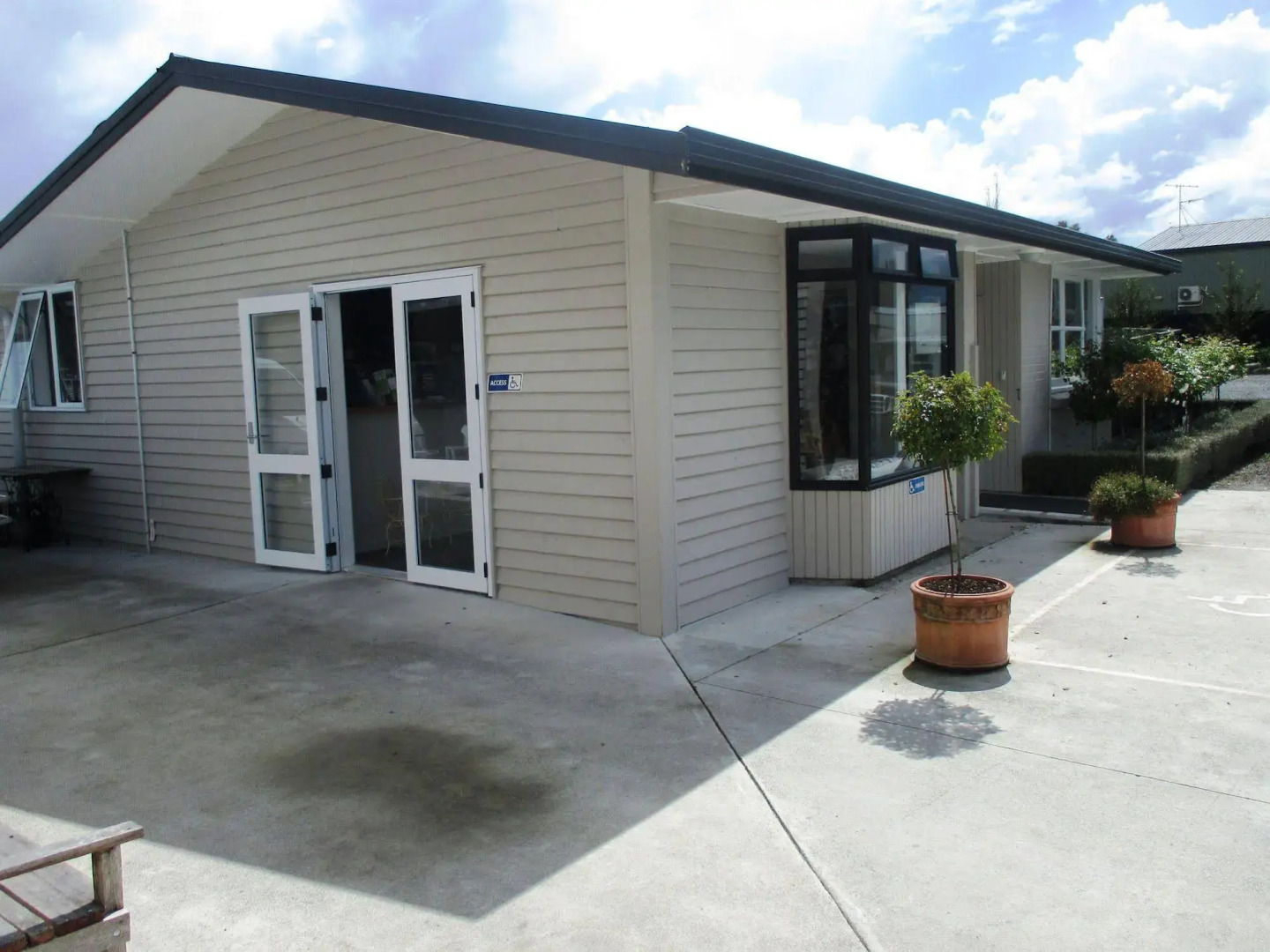 Fat Owl Motel, Bar & Eatery