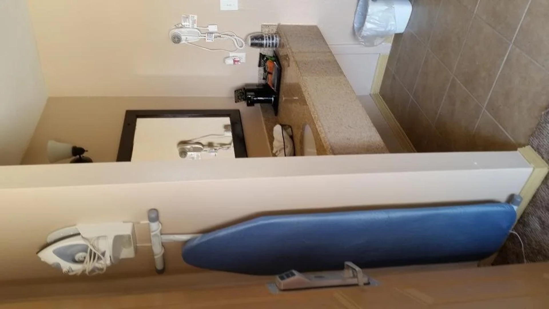 Lakeview Inn & Suites