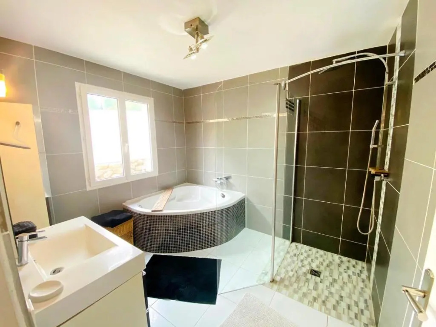 VILLA 6 PERSONNES /PISCINE/CAMPAGNE/TERRAIN DE PETANQUE/15 km BANDOL