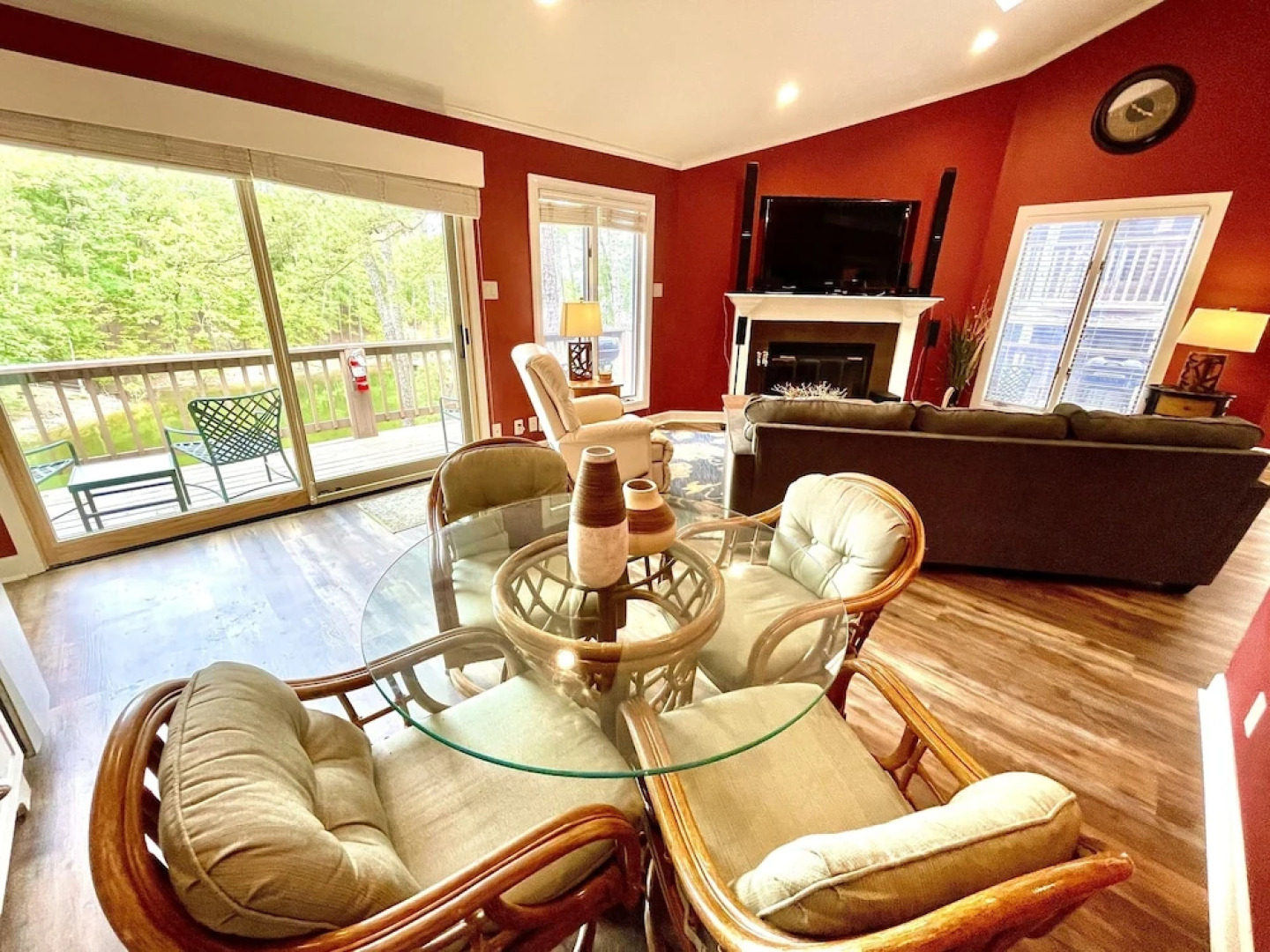 80BPD, Four bedroom, two 1/2 bath log-sided condo with lake view , garage by RedAwning