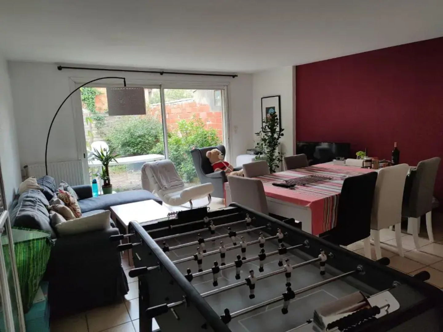 Agréable maison de ville climatisée avec billard, babyfoot, PS4, terrasse privée