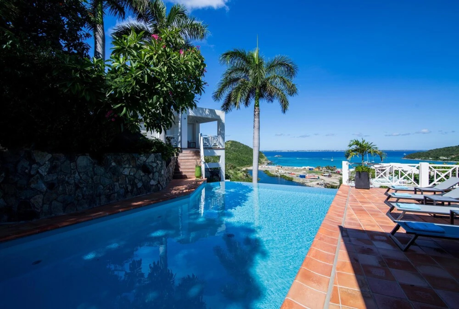 Stunning Ocean Views, Large Heated Pool, Walk to the Beach, AC, Free Wifi