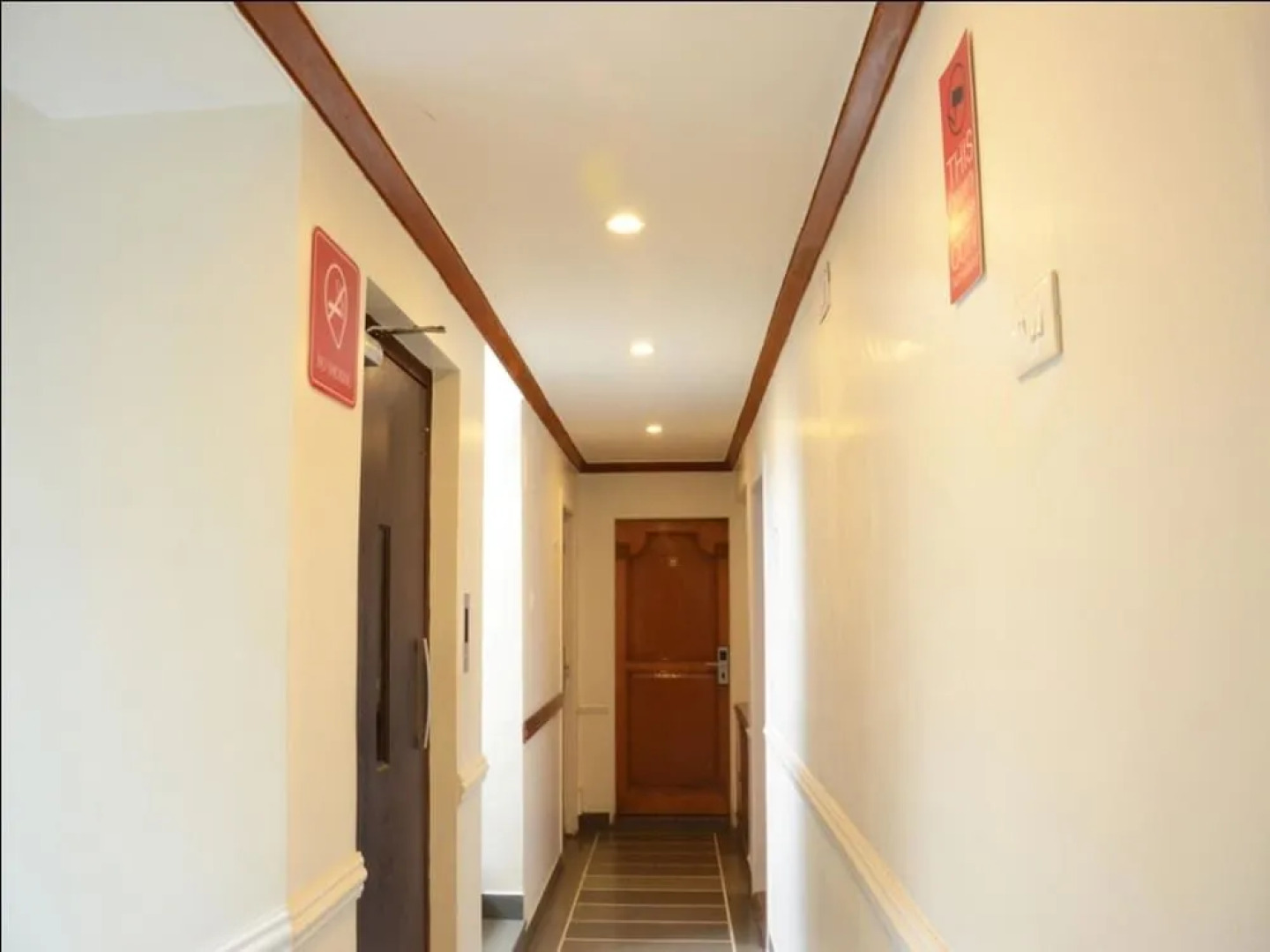 OYO 1216 Hotel New White House