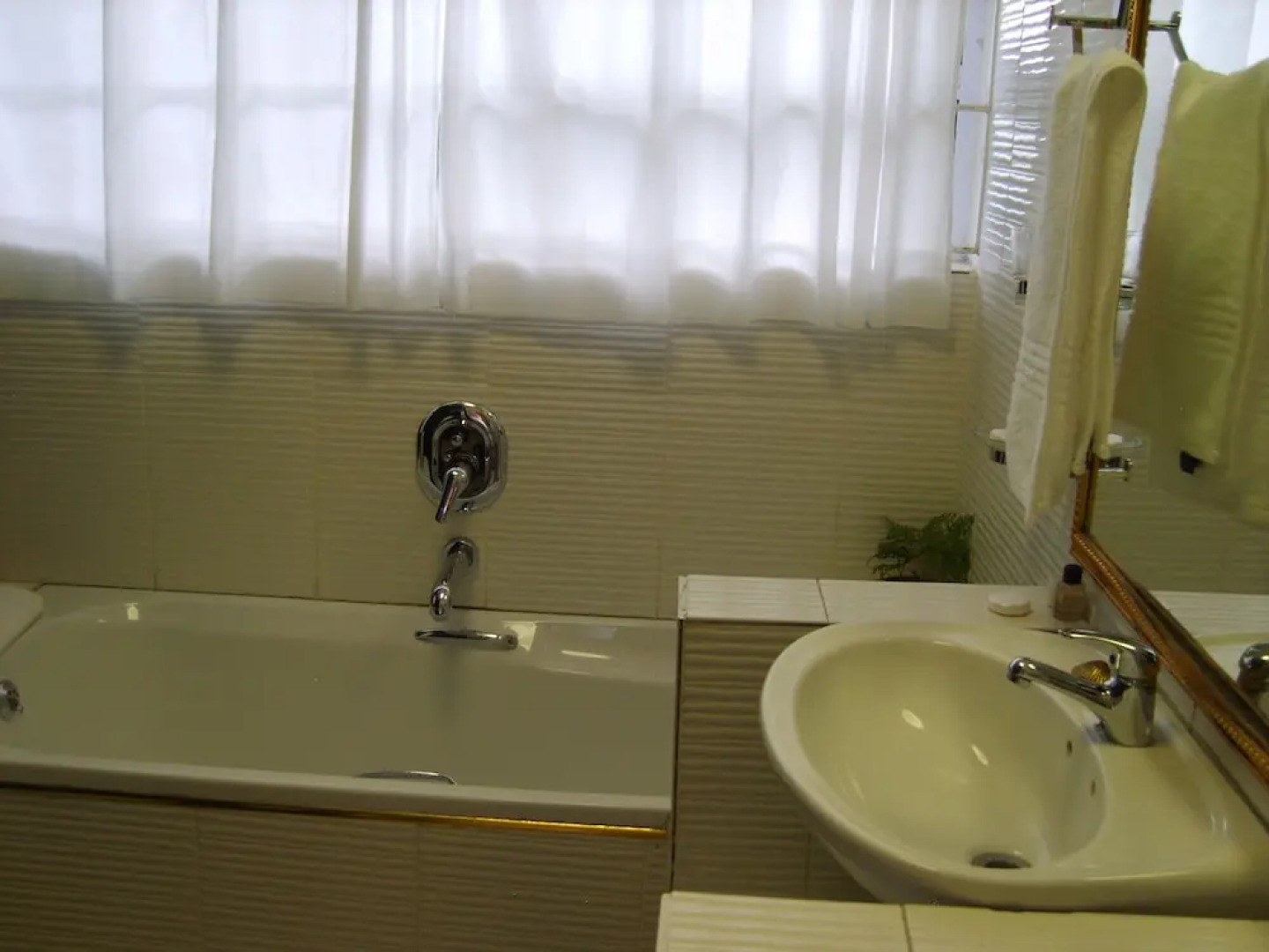 Emerald Guest House Springs