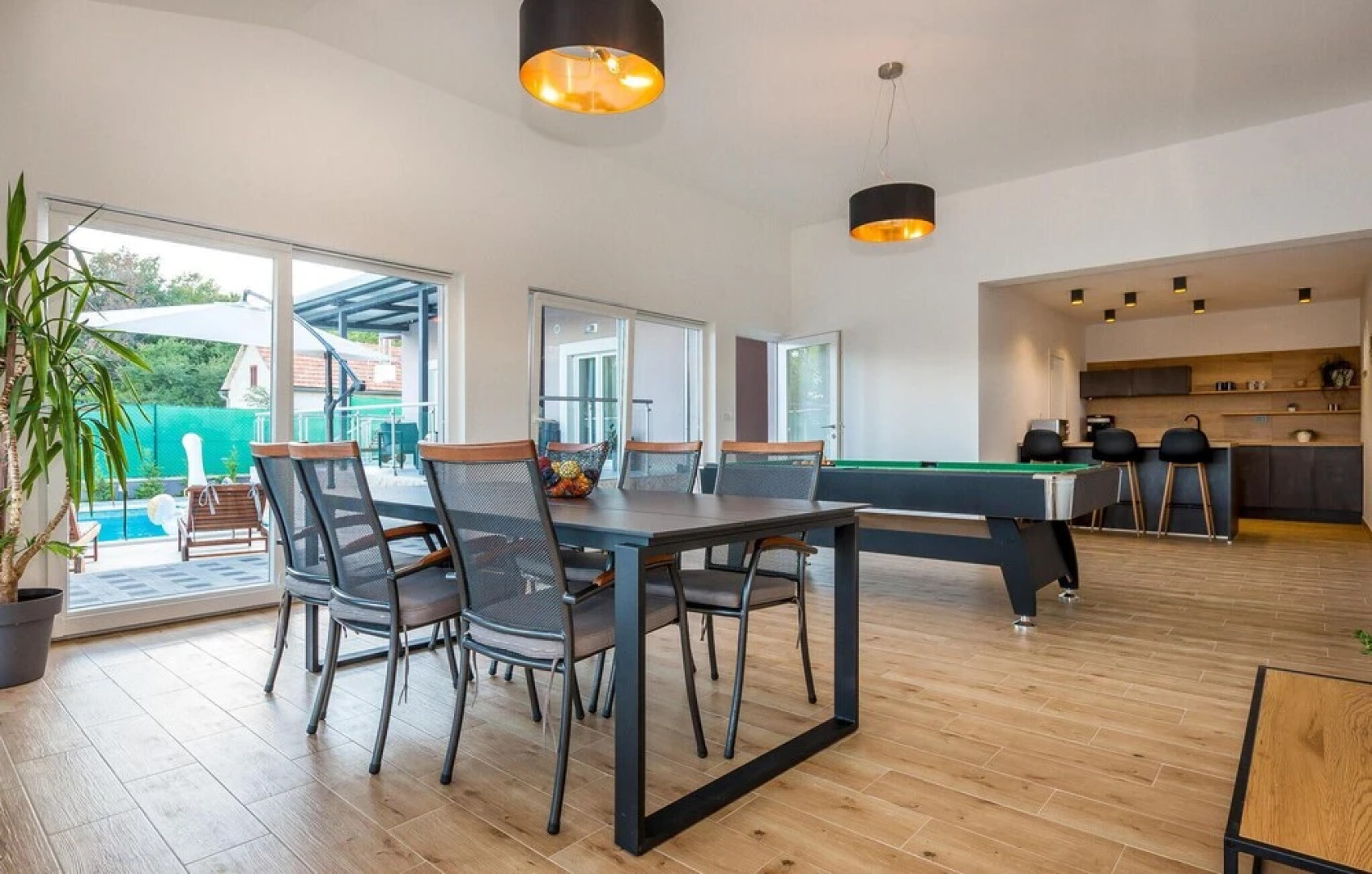 Amazing Home in Siveric with Hot Tub, Sauna & WiFi