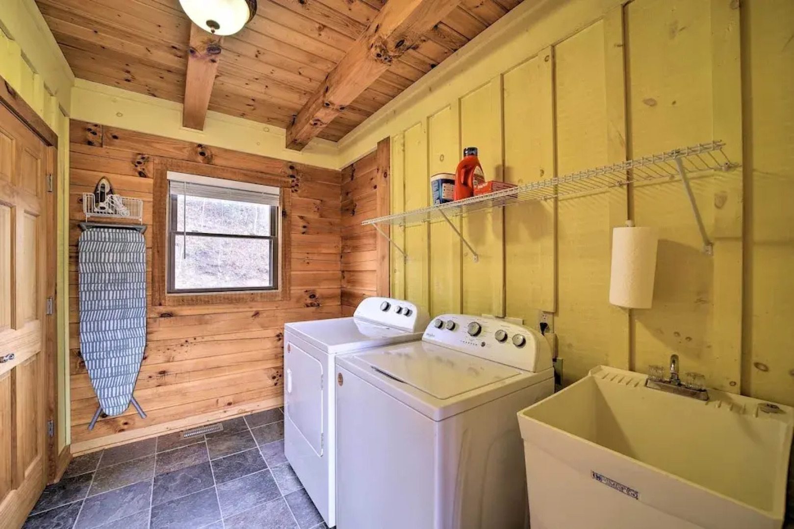 Decks & Mountain Views: Waynesville Getaway!