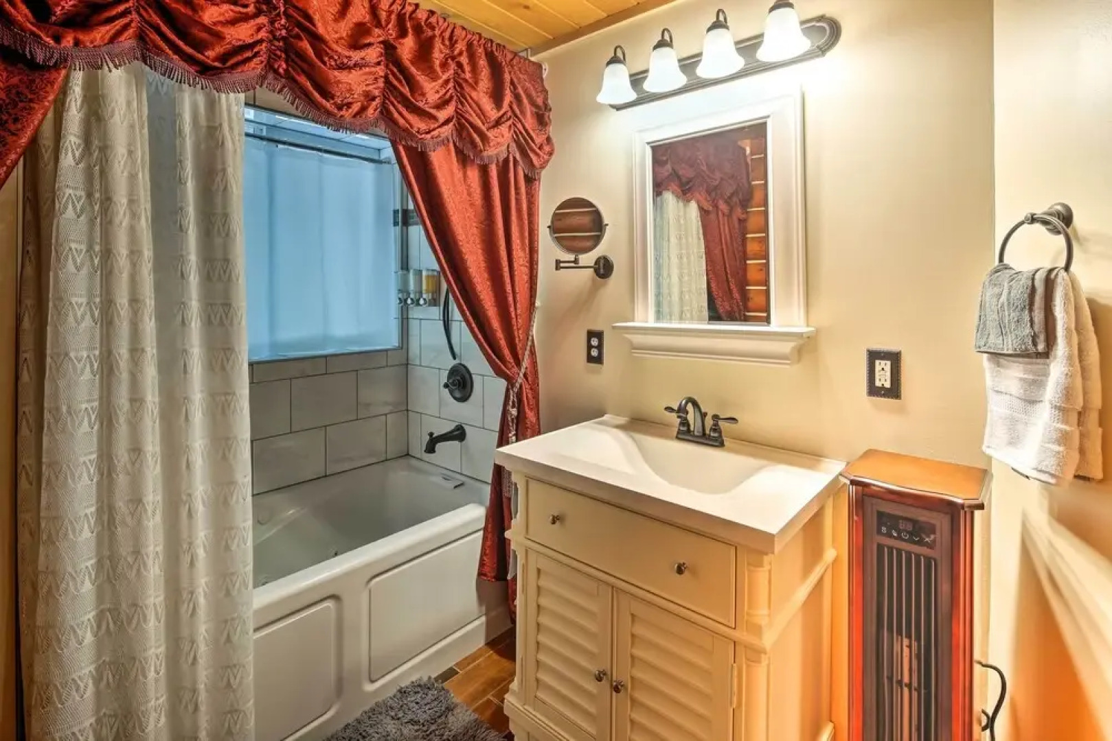 'lodge 88' - Steps to Weiner Lake w/ Dock & Boat!