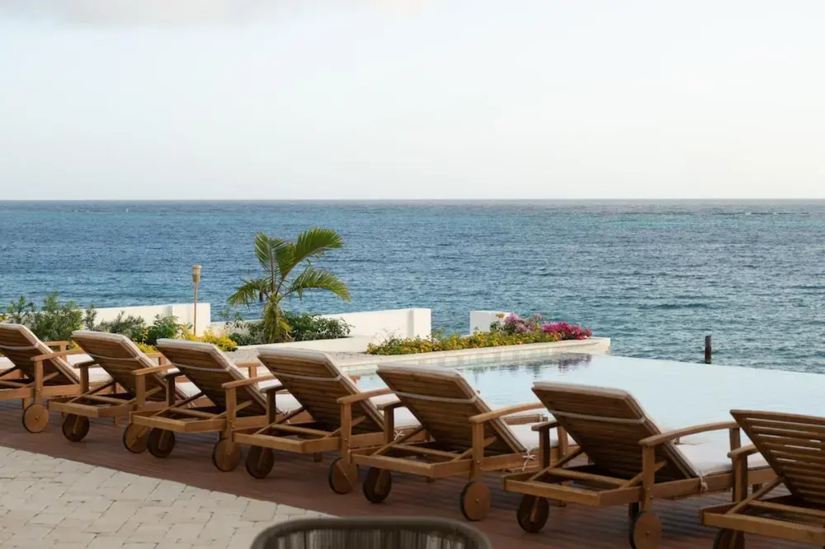 Beachfront Villa w Pool Sleeps 16 Dining Tub