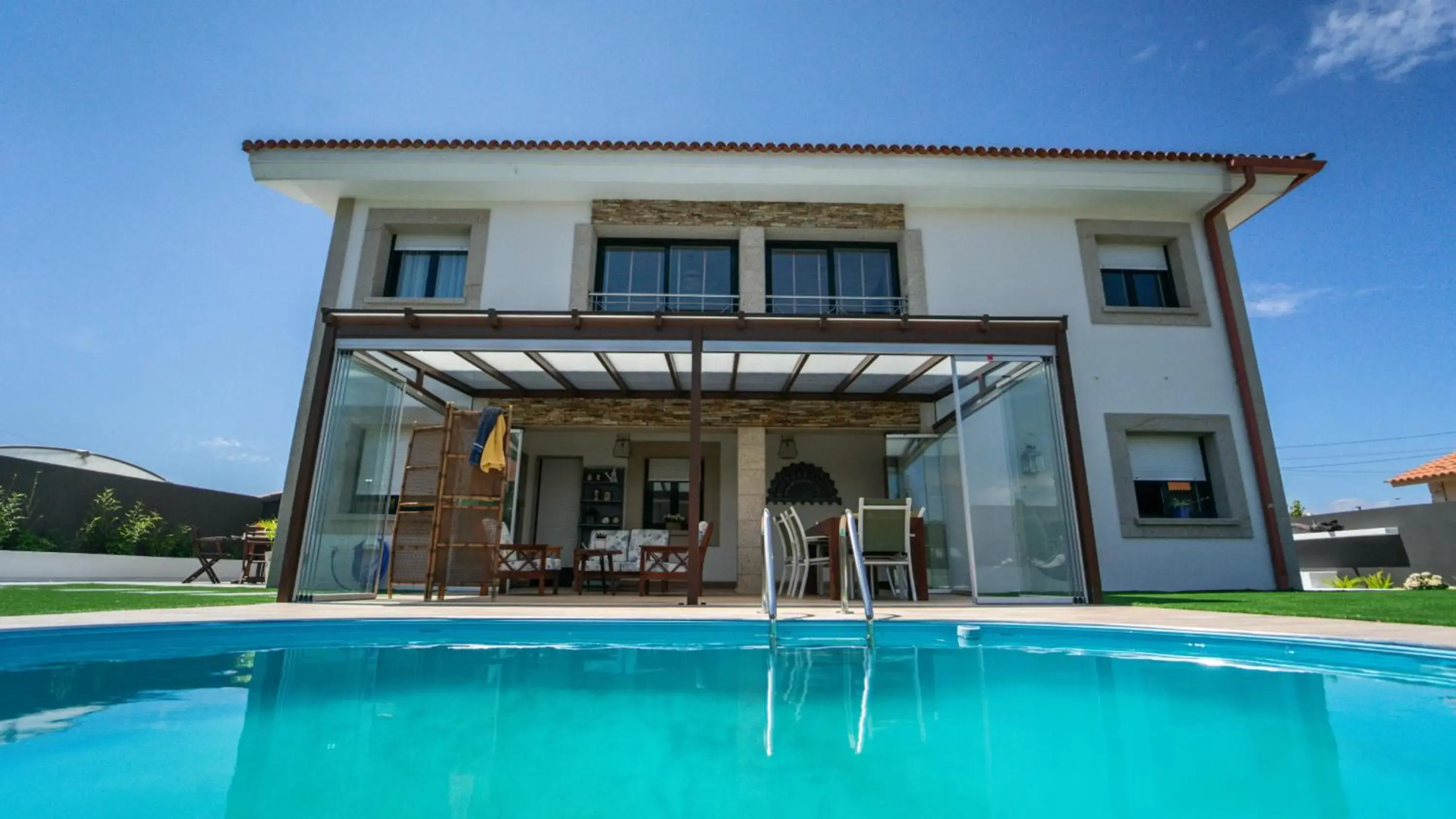 Villa con piscina a pie de playa