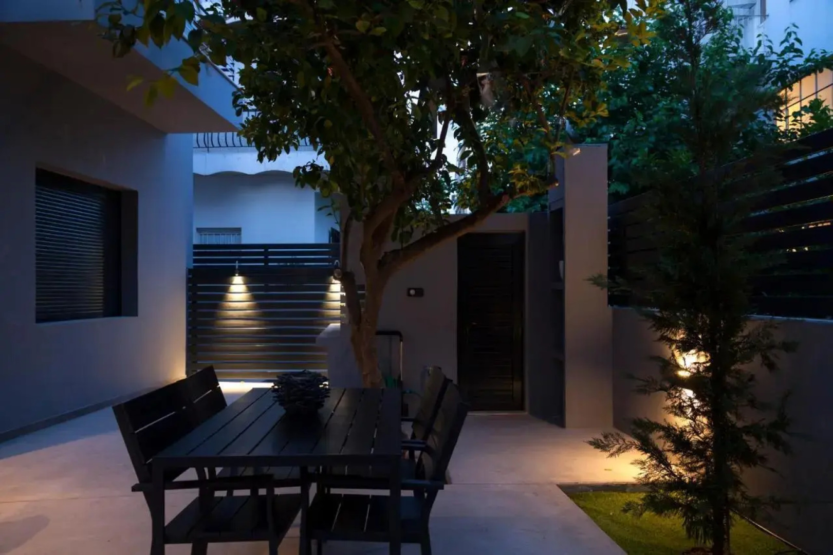 Spacious flat with courtyard and private parking!