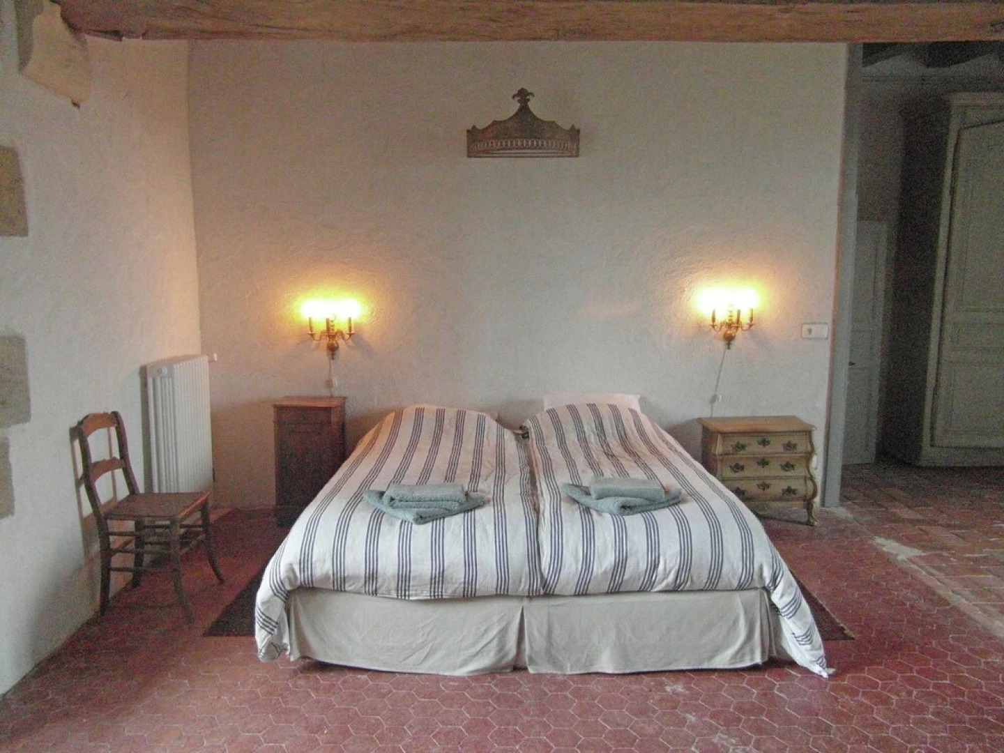 Charming and private castle on four hectares, with river, sun terrace and views