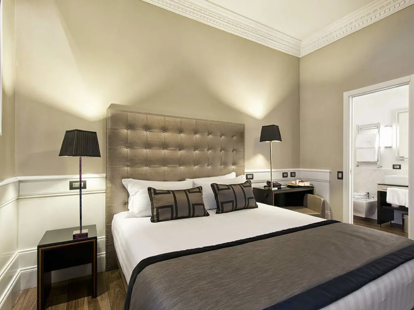 Отель The Independent Suites