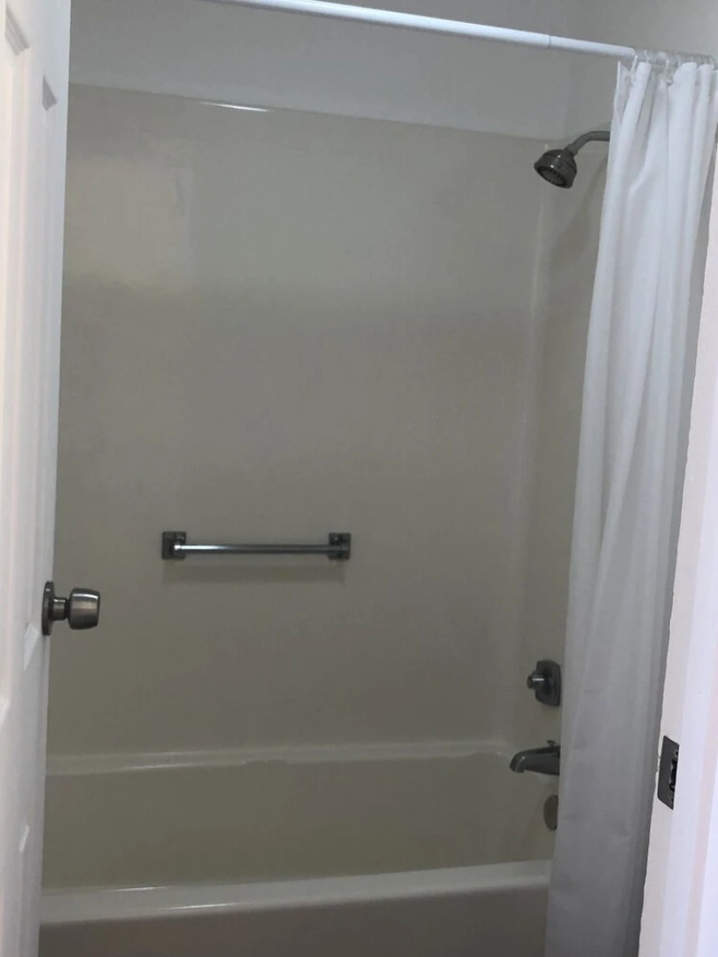 Spinnaker Inn of Naples