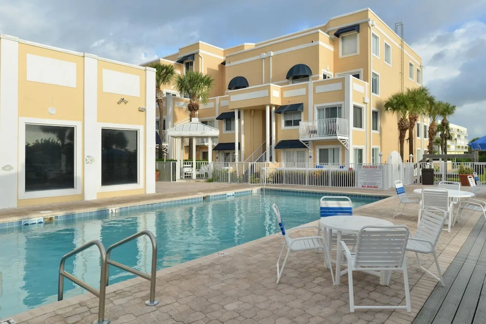 Royal Mansions Resort