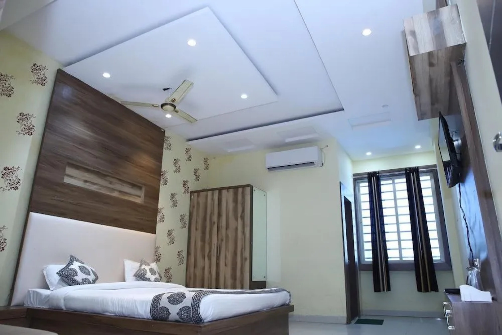 Hotel Tirupati Palace