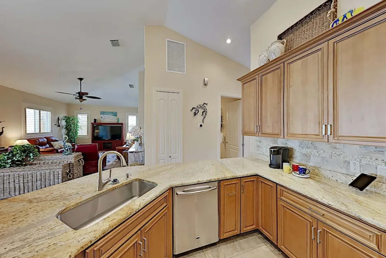 Canal House - 3 Br home by RedAwning