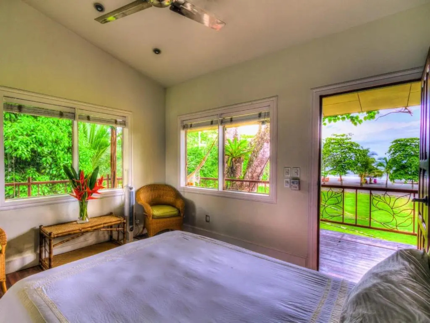 Iguana Lodge Beach Resort