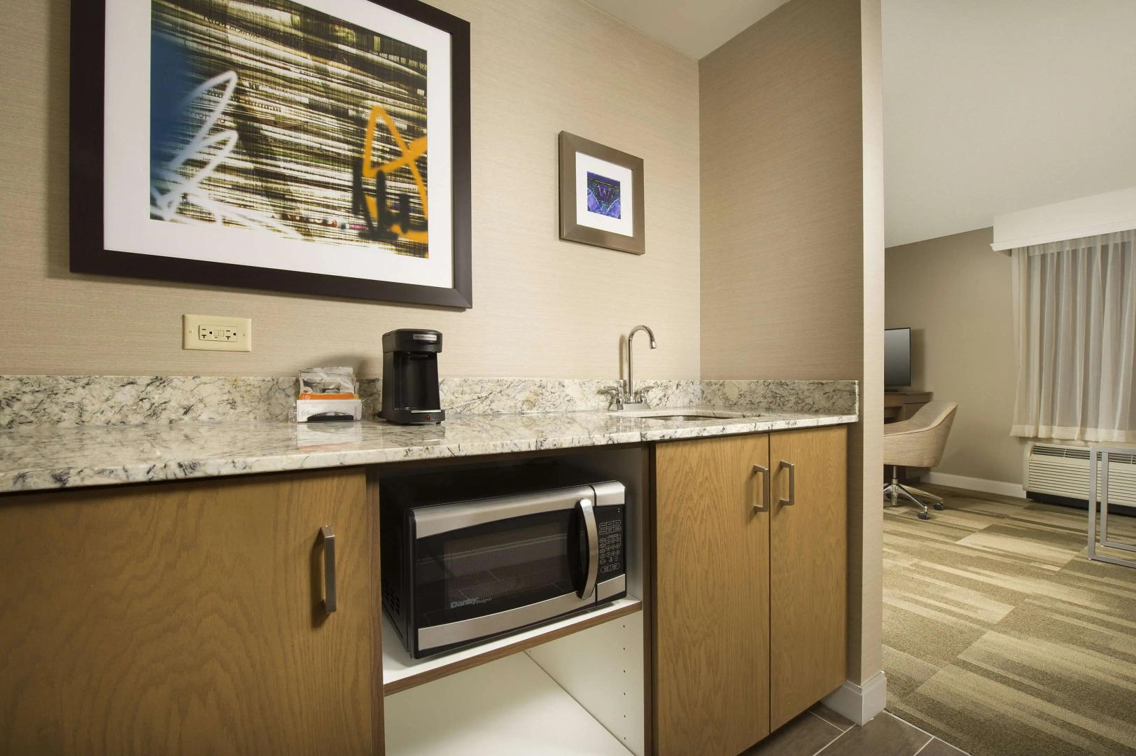 Hampton Inn & Suites Syracuse/Carrier Circle