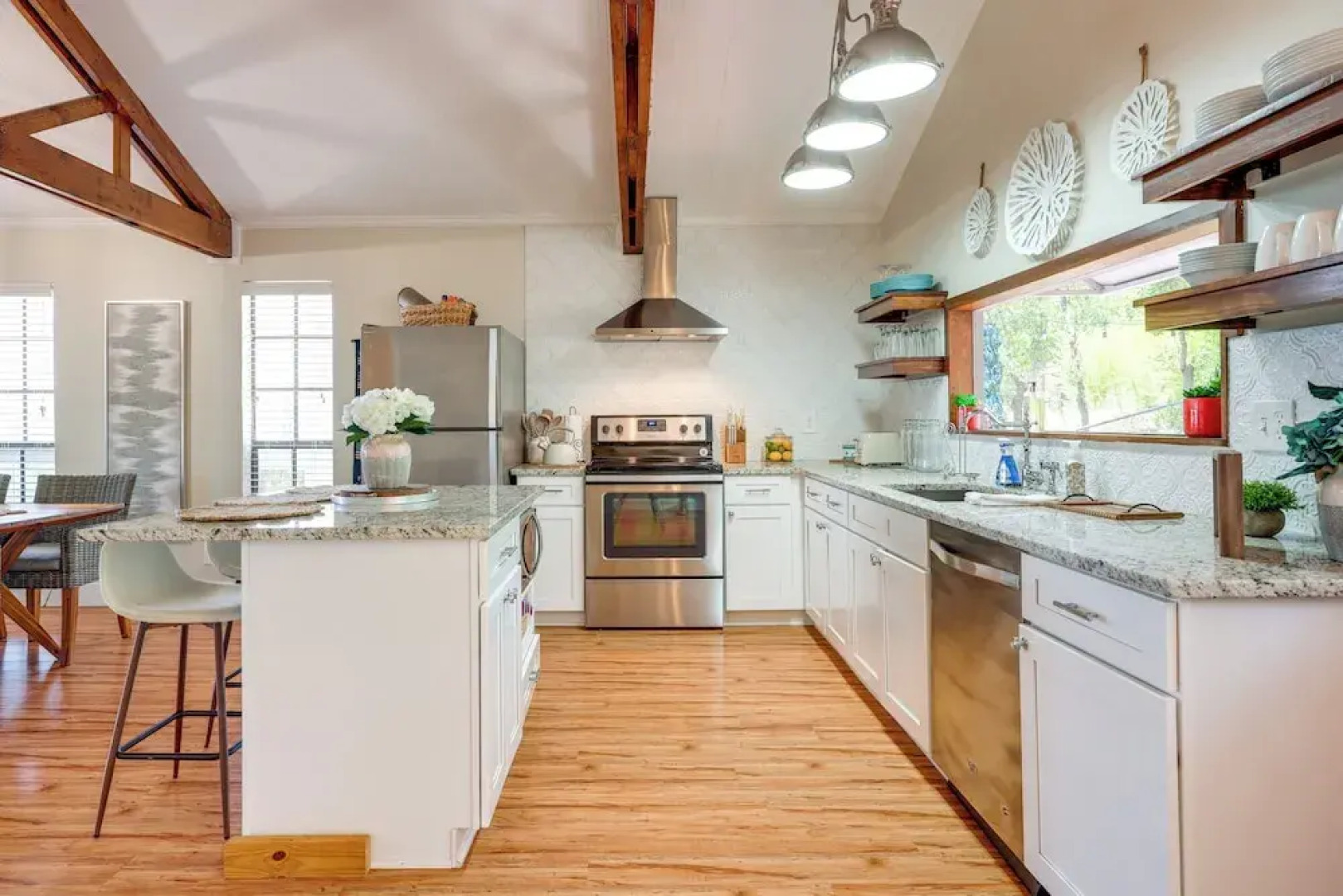 Canyon Lake Rental w/ Balcony & Lake Views