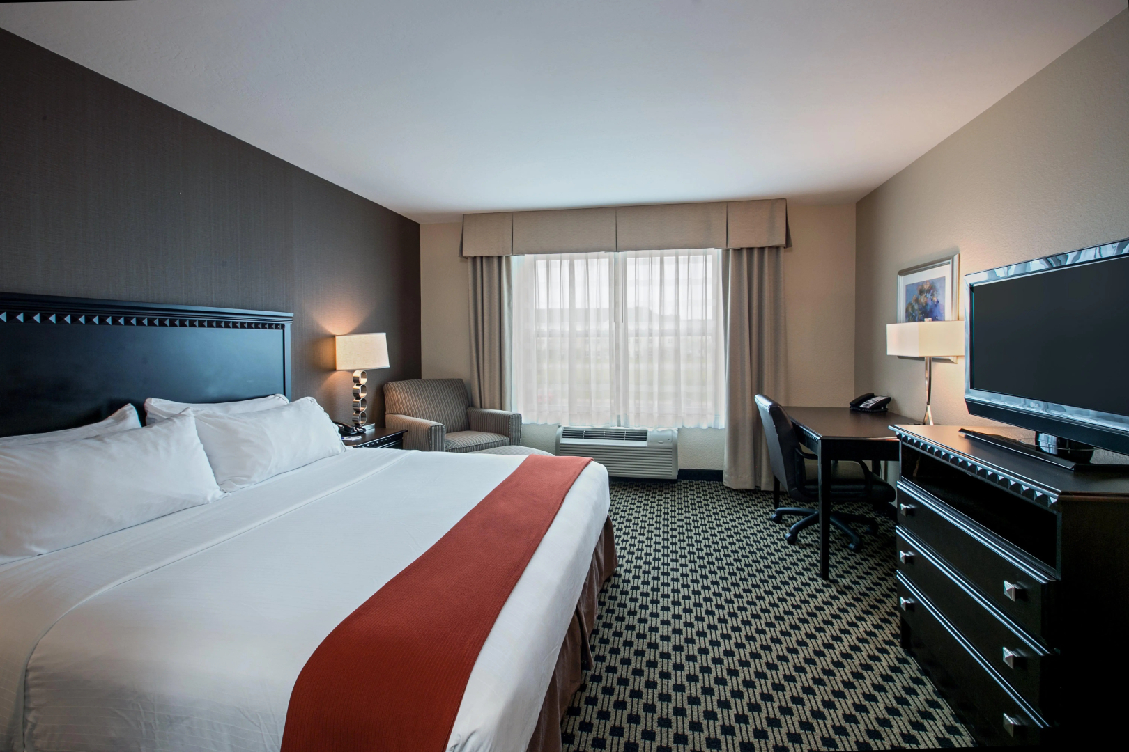 Holiday Inn Express & Suites Green Bay East by IHG