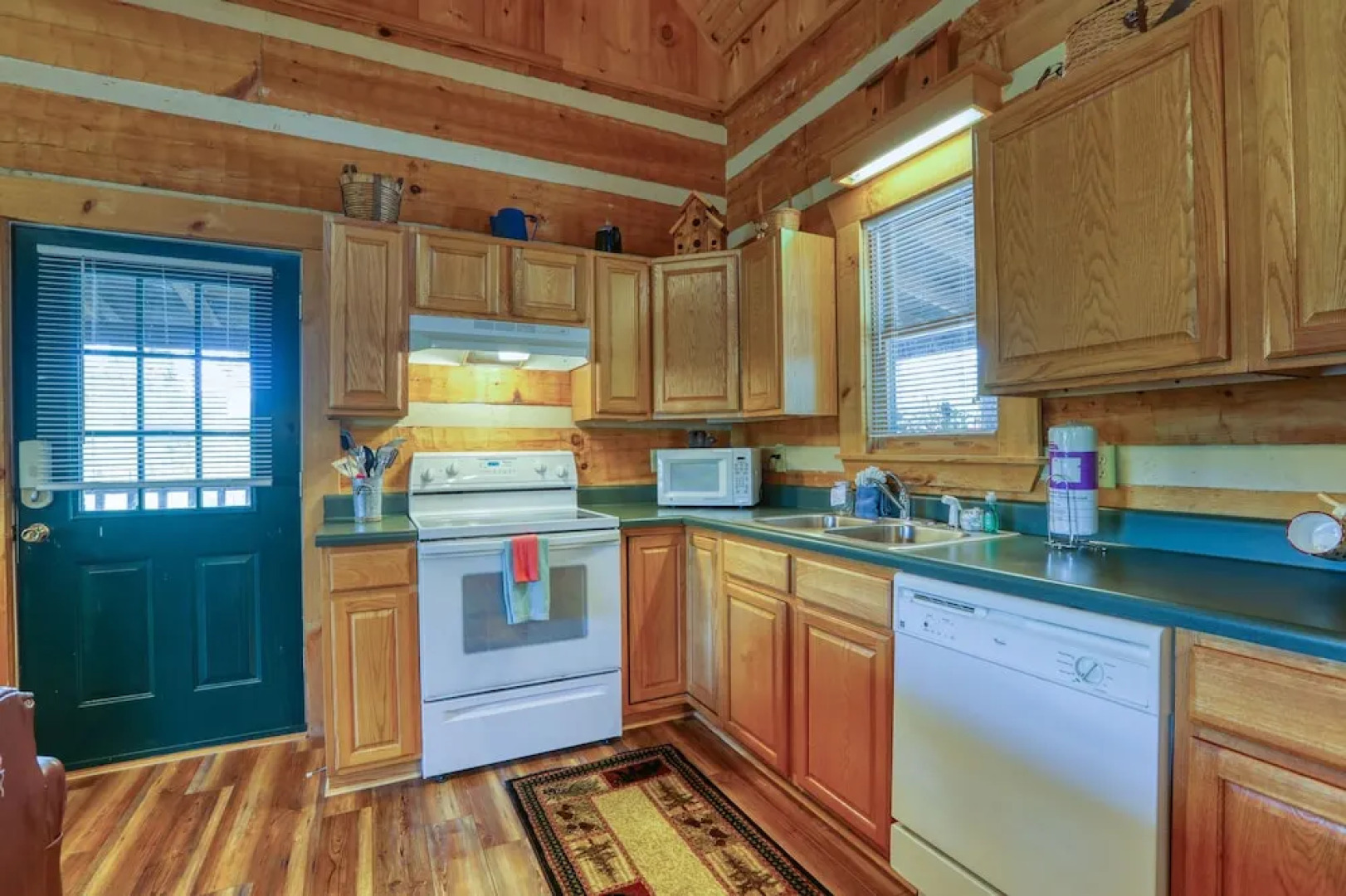 Bear Pause - 2 Bedrooms, 2 Baths, Sleeps 6 Cabin by RedAwning