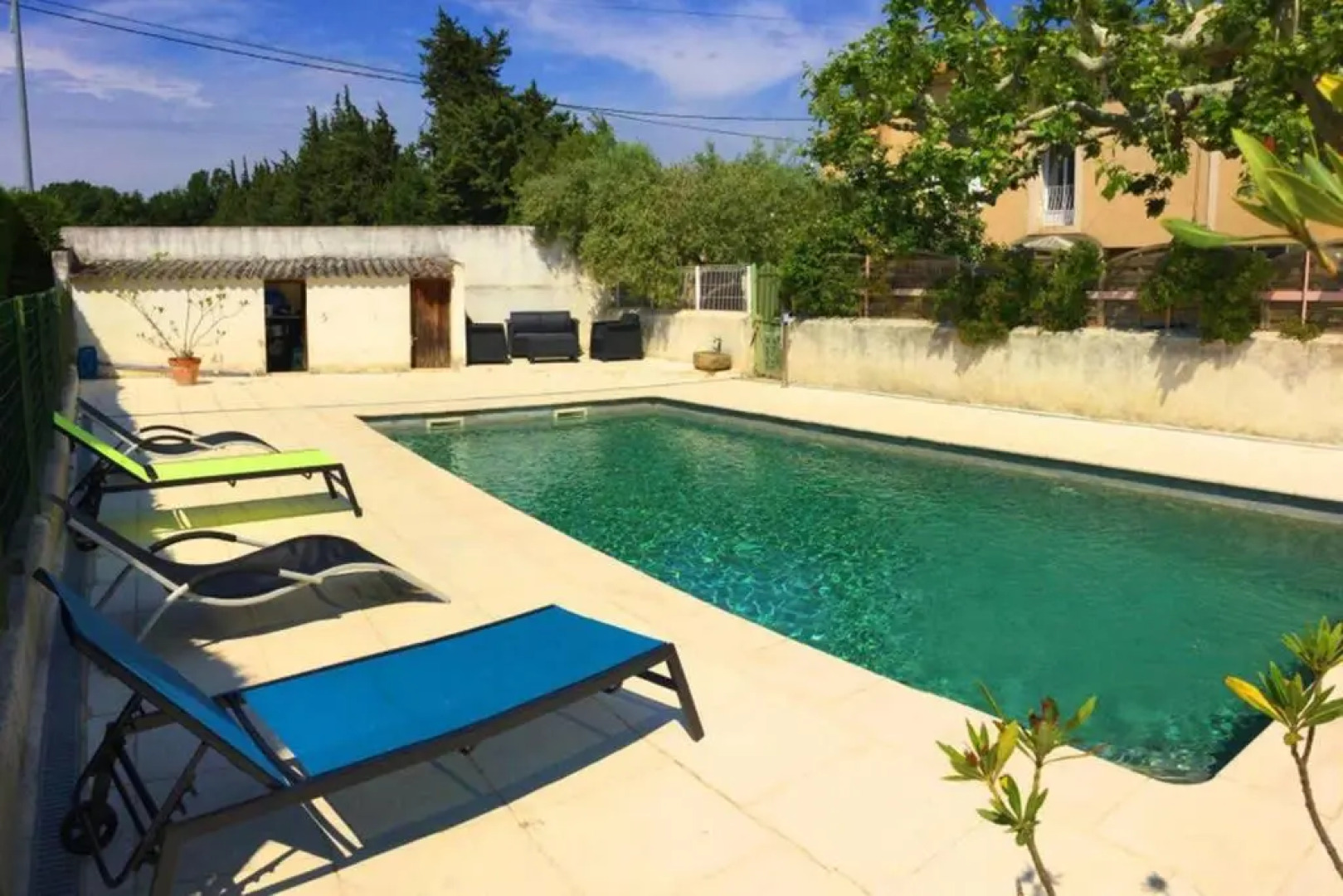 Partie d'une ferme provençale avec piscine privée, située proche d'Avignon, à Bédarrides, 6 prs, LS6-342-FRAGOUN