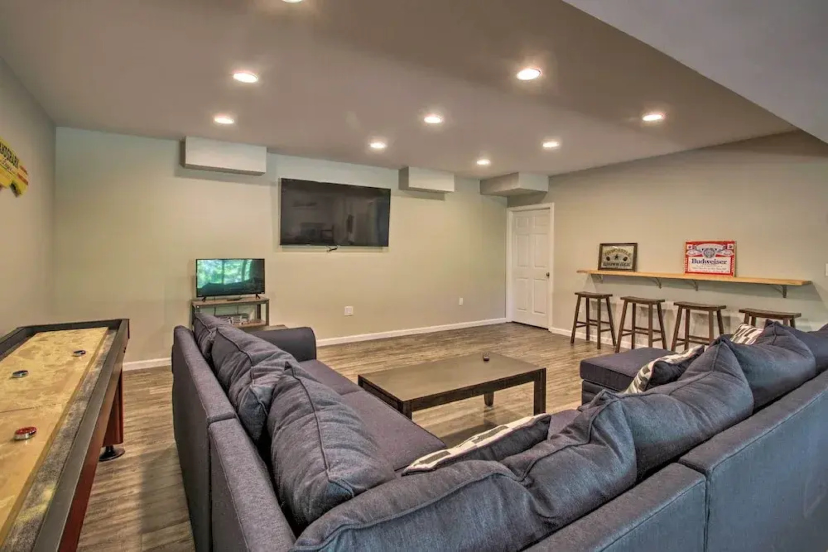 Covered Deck, Grill & Game Room: Gilford House!