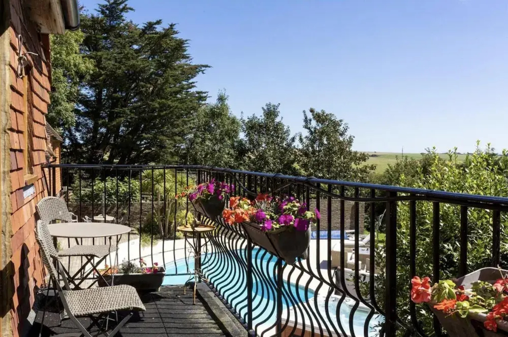 Sleeps10/18-parking-garden-pool-hottub-balcony