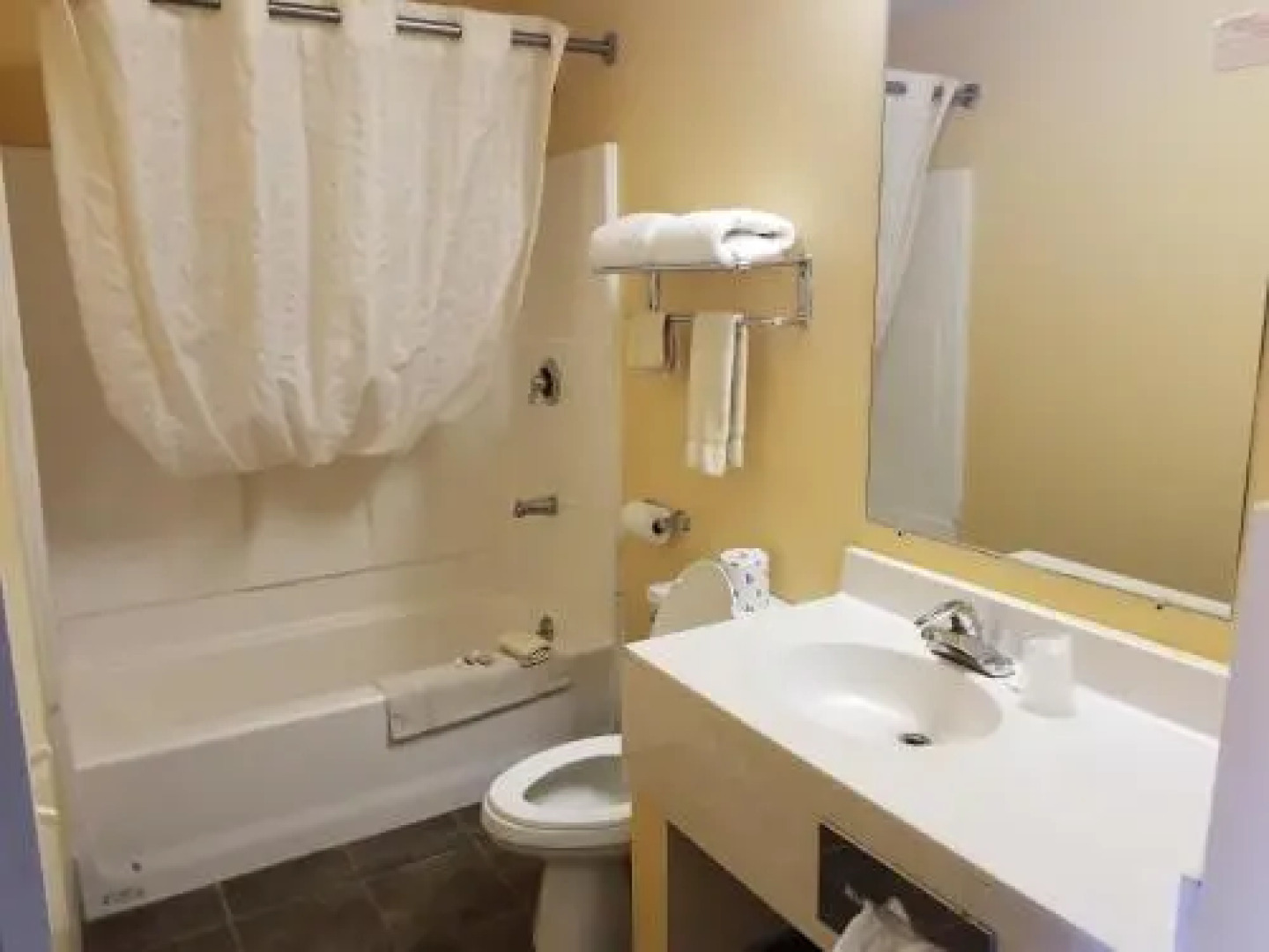 Perry-O Inn & Suites