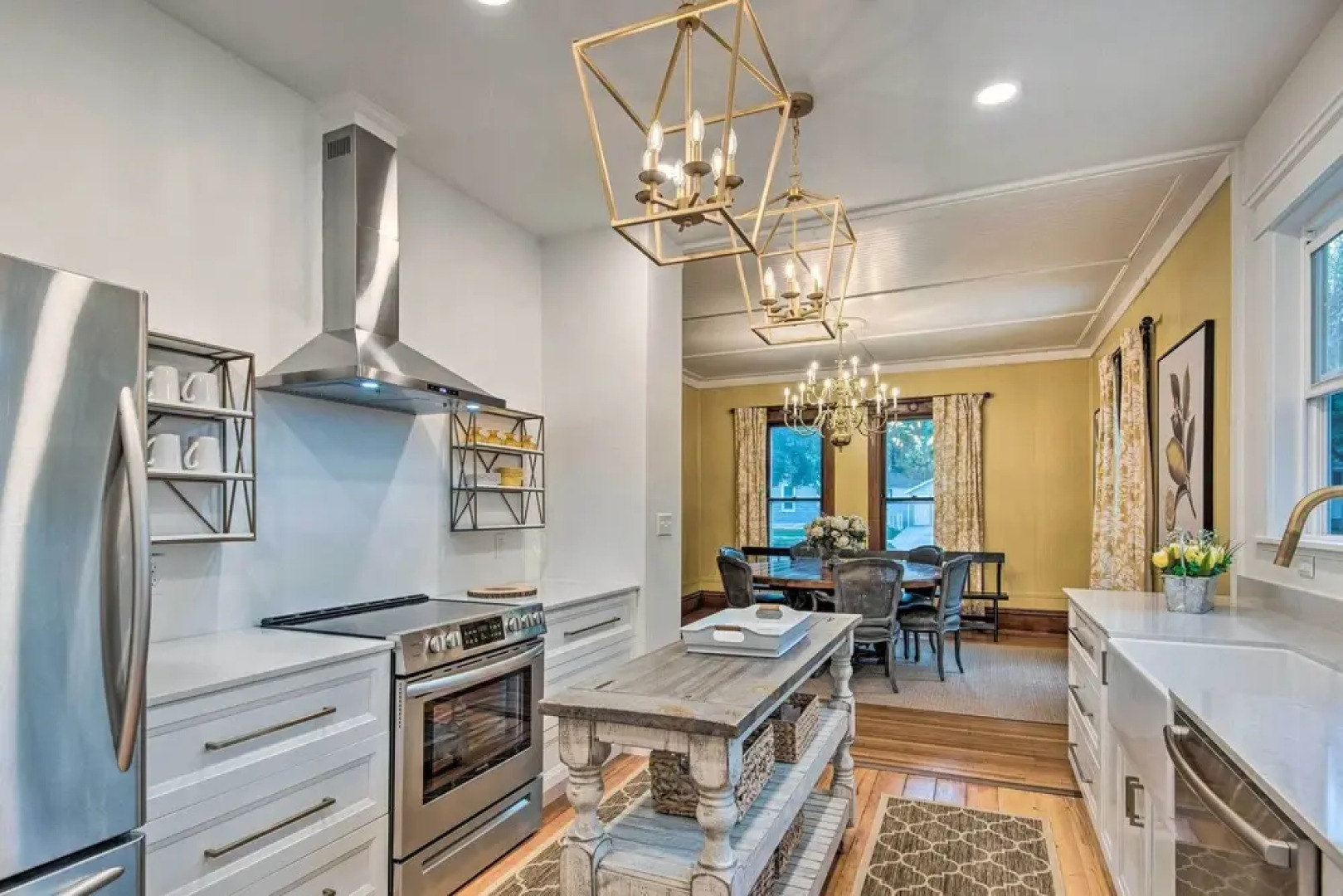 Dtwn Stunning Spirit Lake Escape - Walk to Shore!