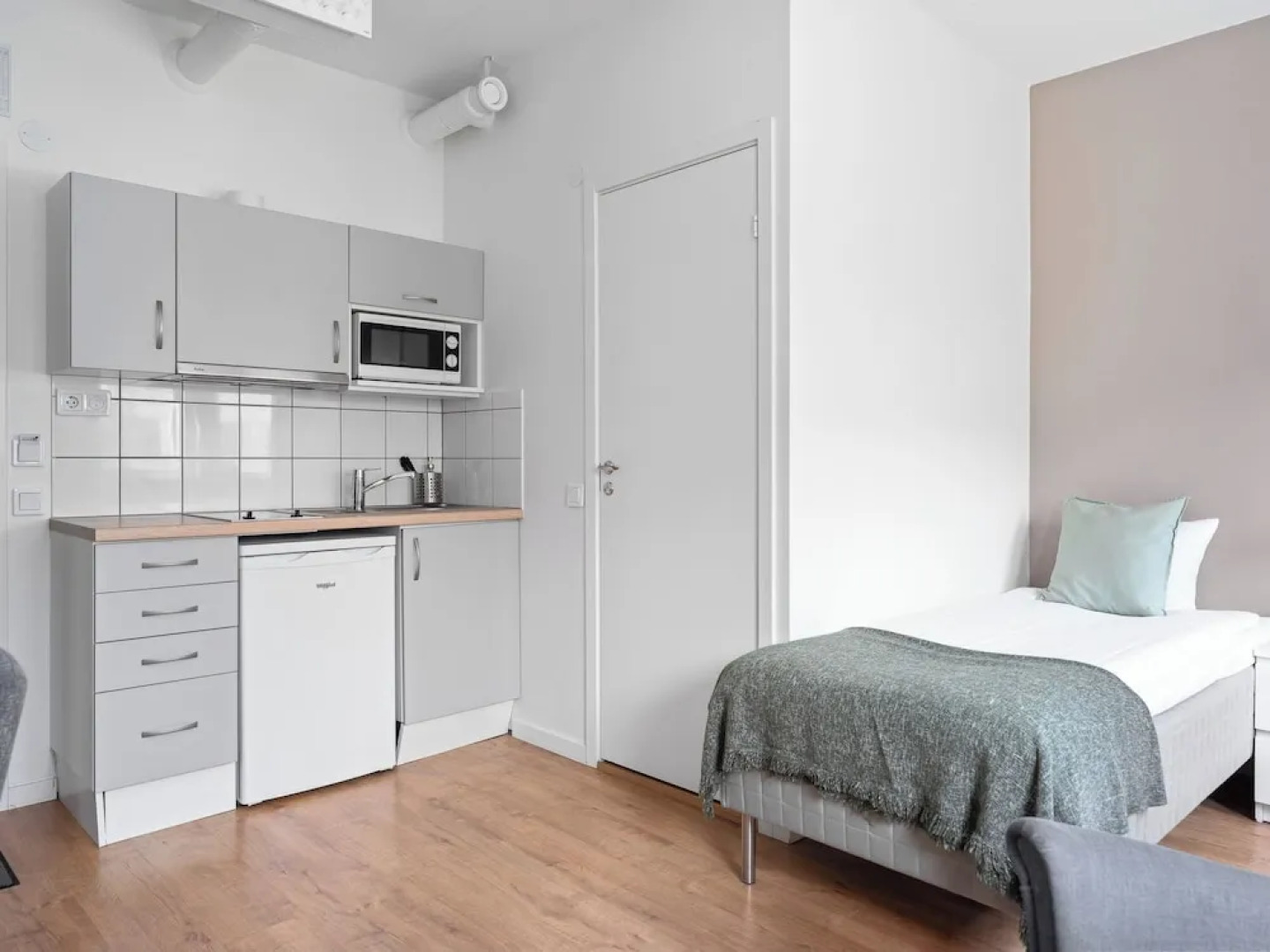 Part-Time Home Hotel Rotebro Station