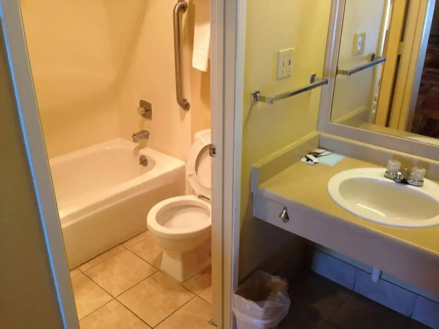 Travelodge by Wyndham Tacoma Near McChord AFB