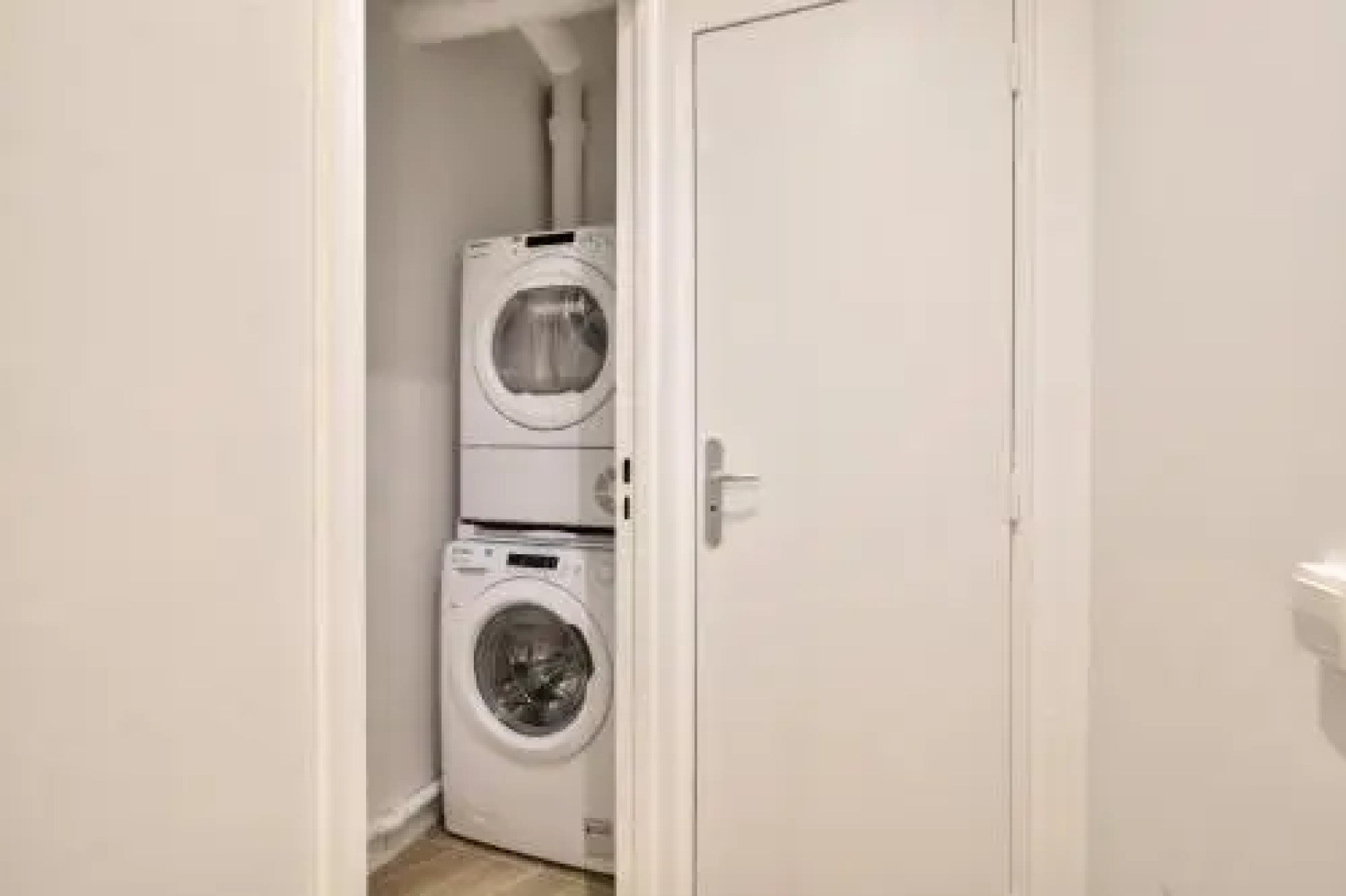 Chic And Spacious Apart With Parking