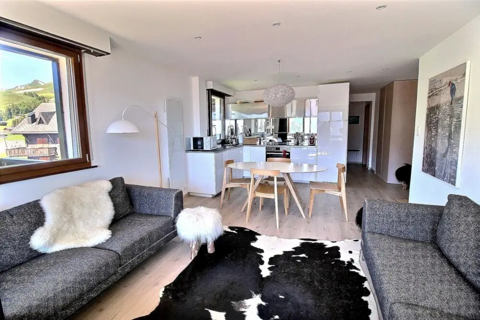 Mirois - Montagne 26 Ski-in Apartment on the Slopes in Les Crosets