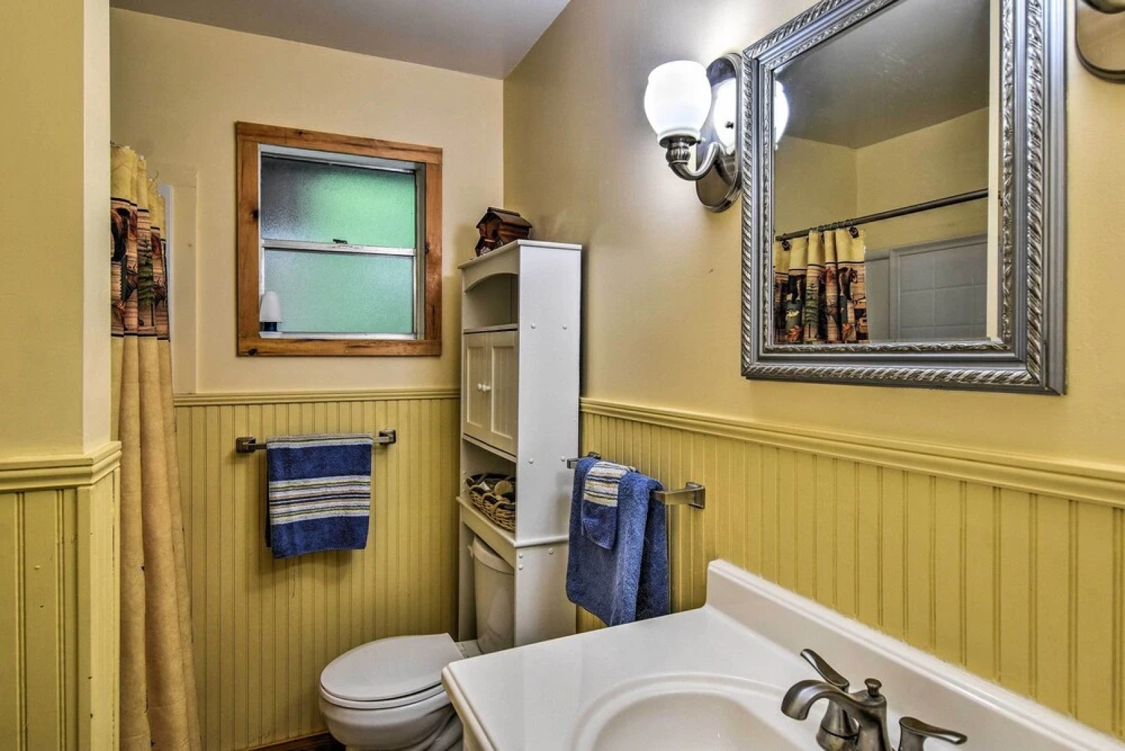 Robbinsville Cabin w/ Deck: 3 Mi to Fontana Lake!