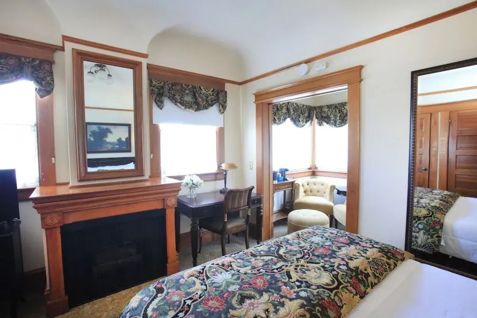 The Charles Pacific Grove - Artfully Designed Inclusive Inn