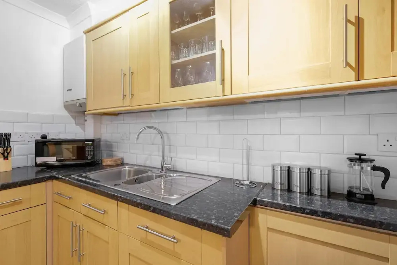 Bright 4 bed 2 bath house near Pinewood