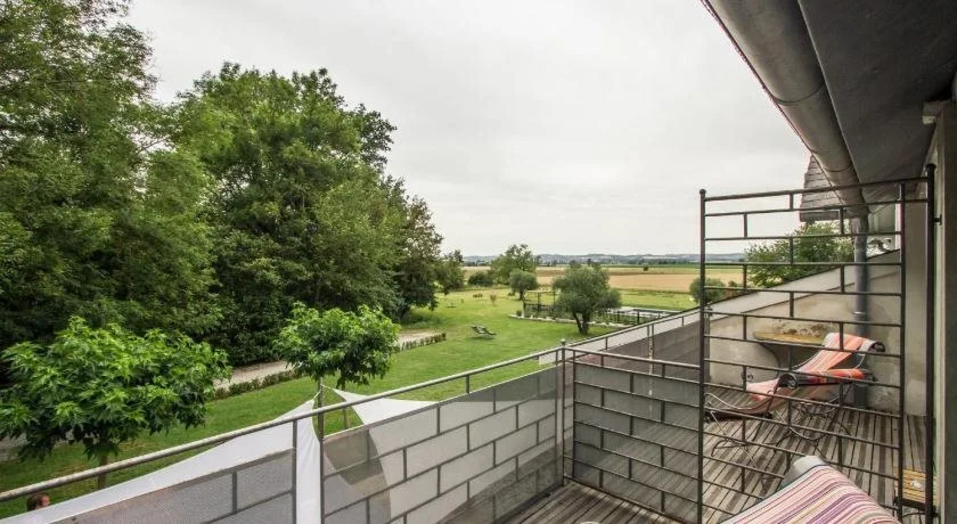 Lhostellerie de la Pomarède et le Presbytère