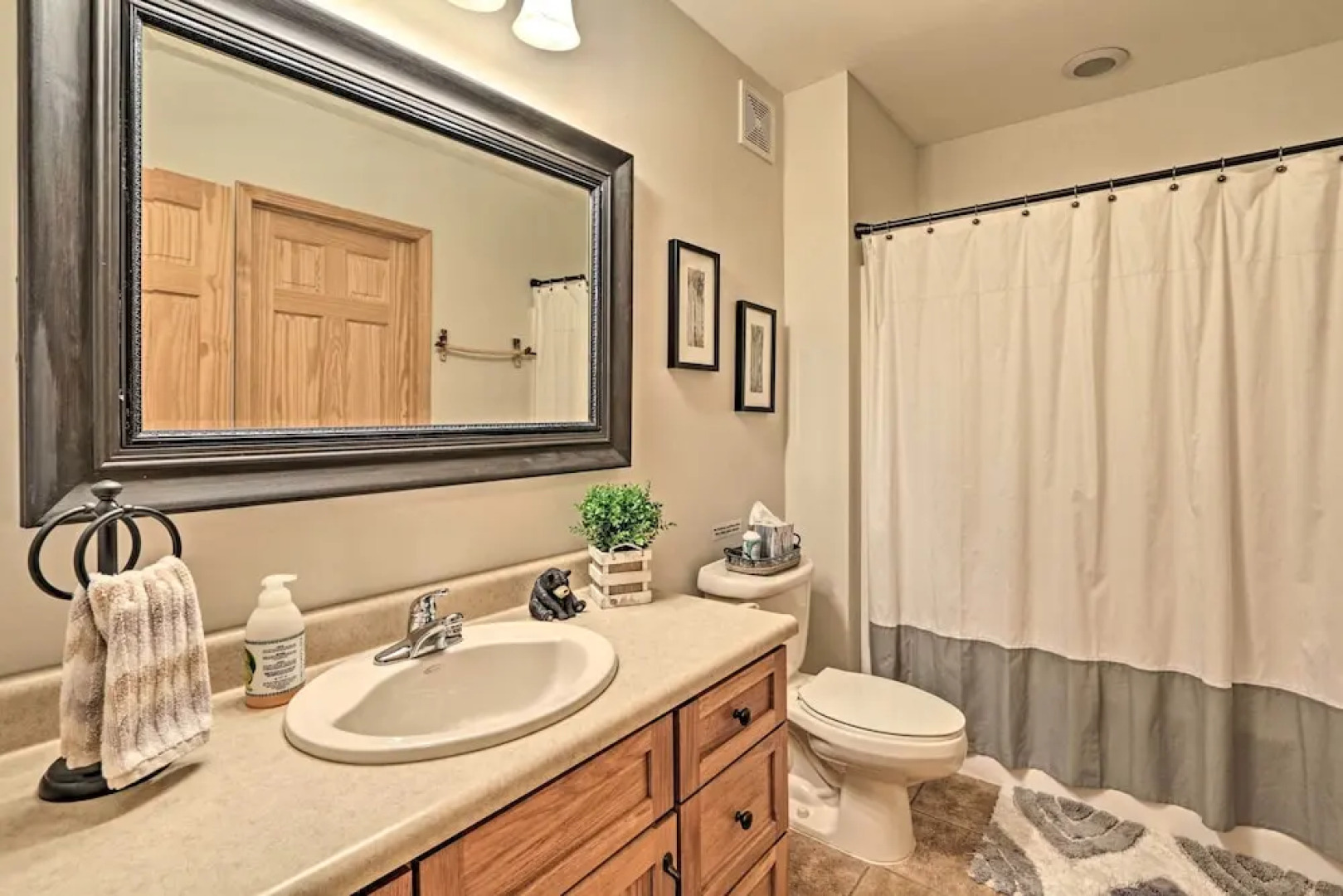 Quiet Cabin w/ Hot Tub ~ 15 Mi to State Parks!