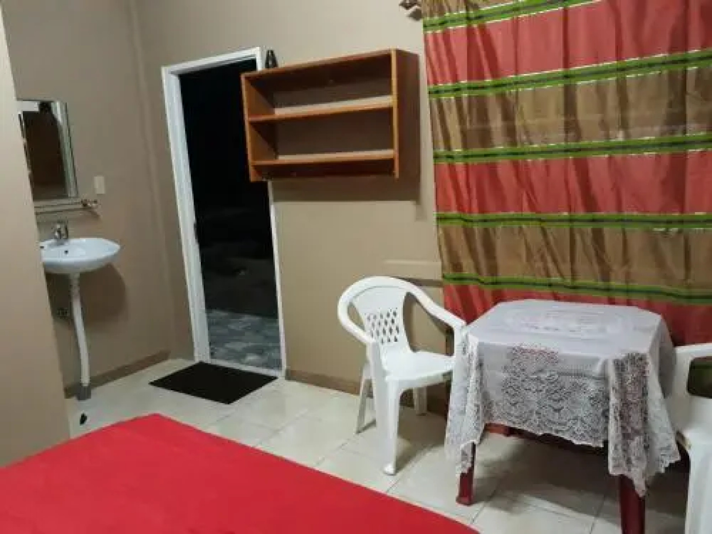 Rumanija's Airport Rooms
