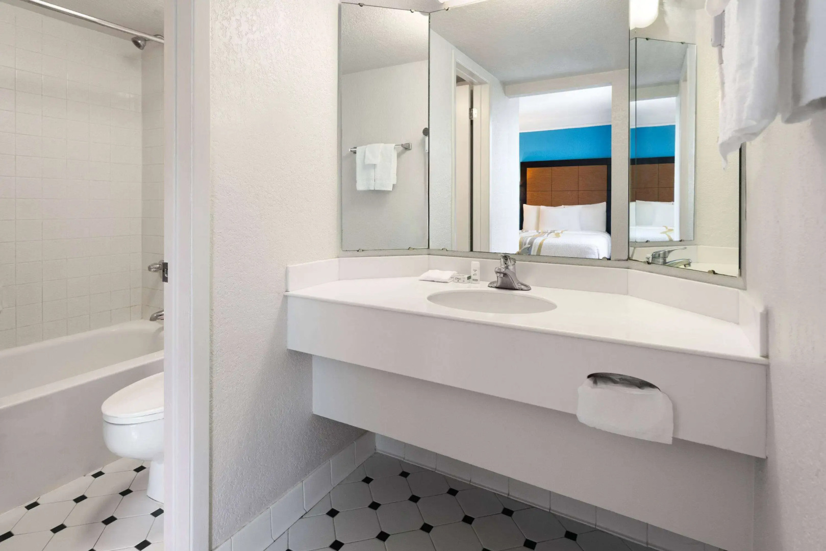 La Quinta Inn by Wyndham Pittsburgh Airport