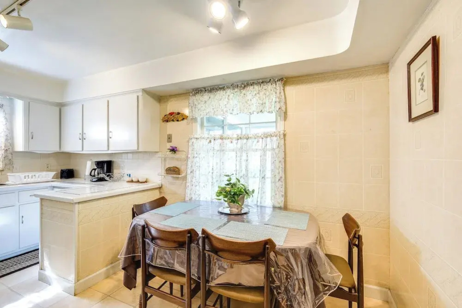 Cleveland Heights Home w/ Sunroom: Park Across St!