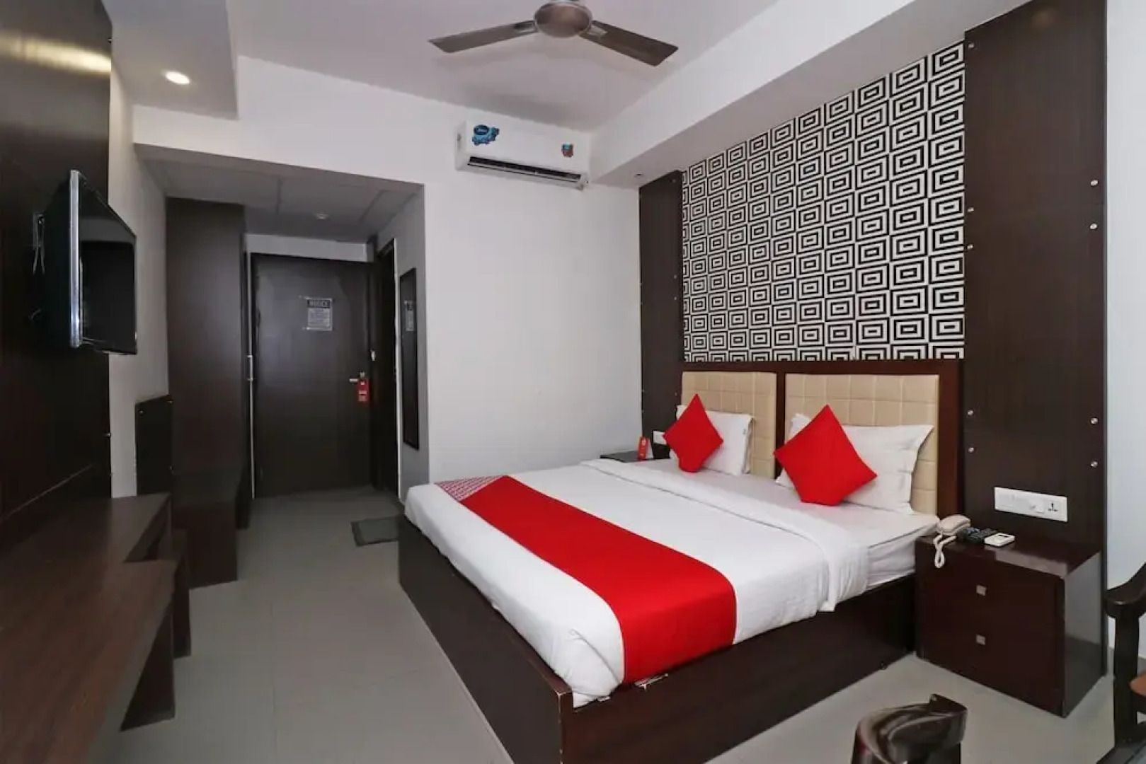 Capital O 18443 Hotel Nano