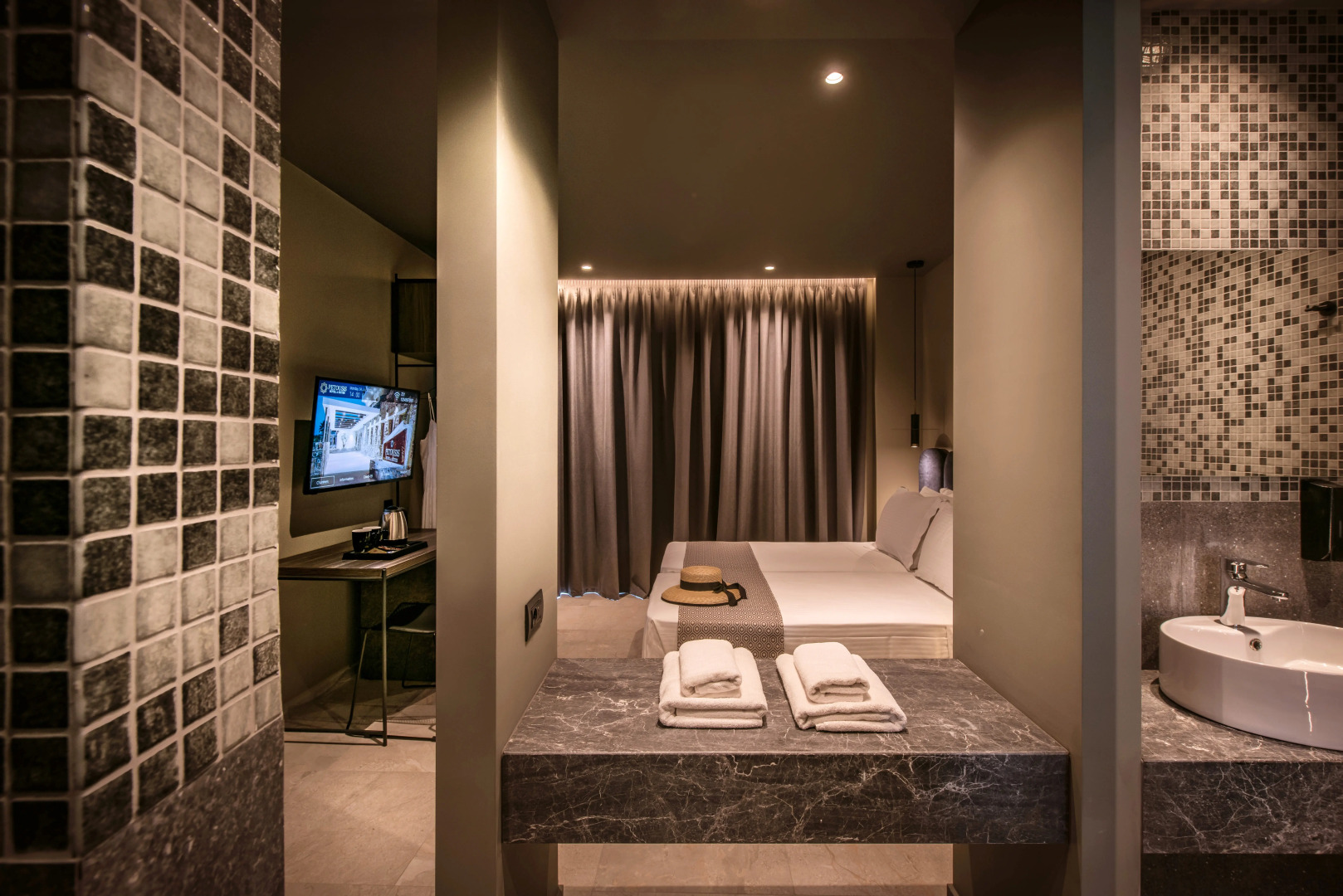 Petousis Hotel & Suites