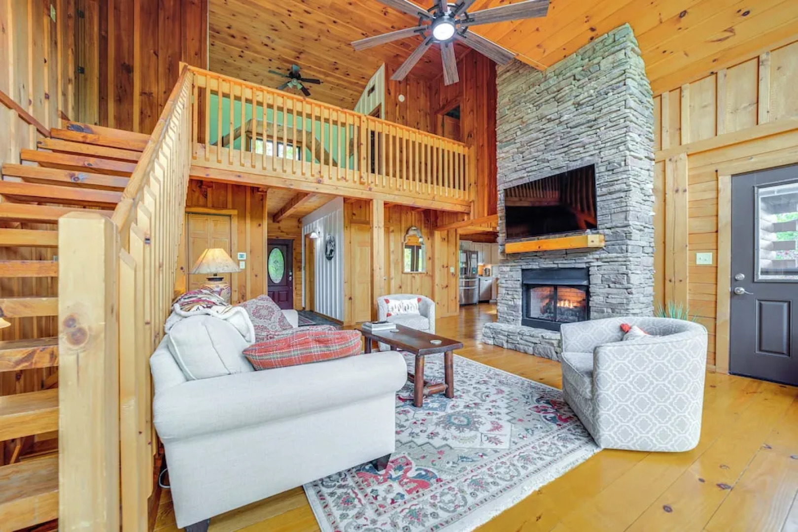 Decks & Mountain Views: Waynesville Getaway!