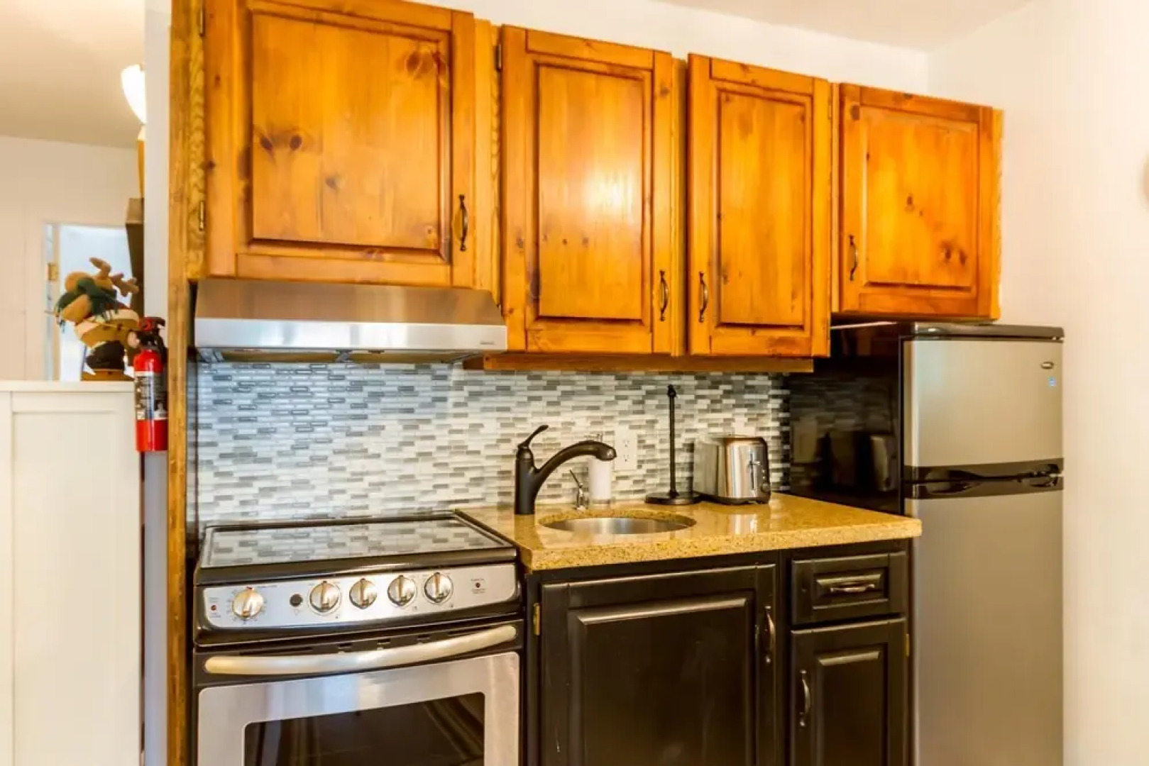 Cute and Cozy, Walk to Gondola Ski in Out