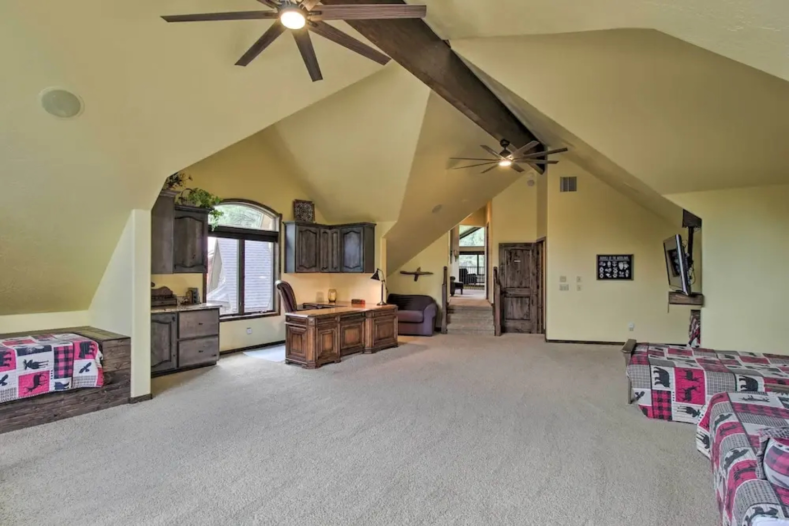 Centrally Located: Lavish Pinetop Paradise!