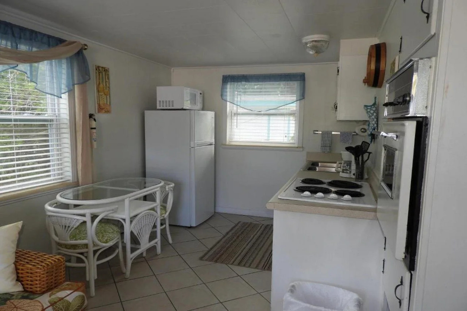 Tropical Winds Beachfront Motel and Cottages